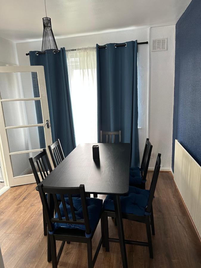 Lovely Spacious 3 Bedrooms House เบอร์มิงแฮม ภายนอก รูปภาพ